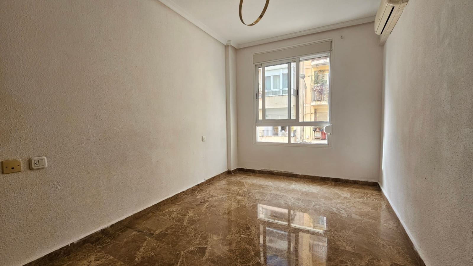 2 soverom Leilighet til leie i Alicante by med garasje - € 1 100 (Ref: 9324470)