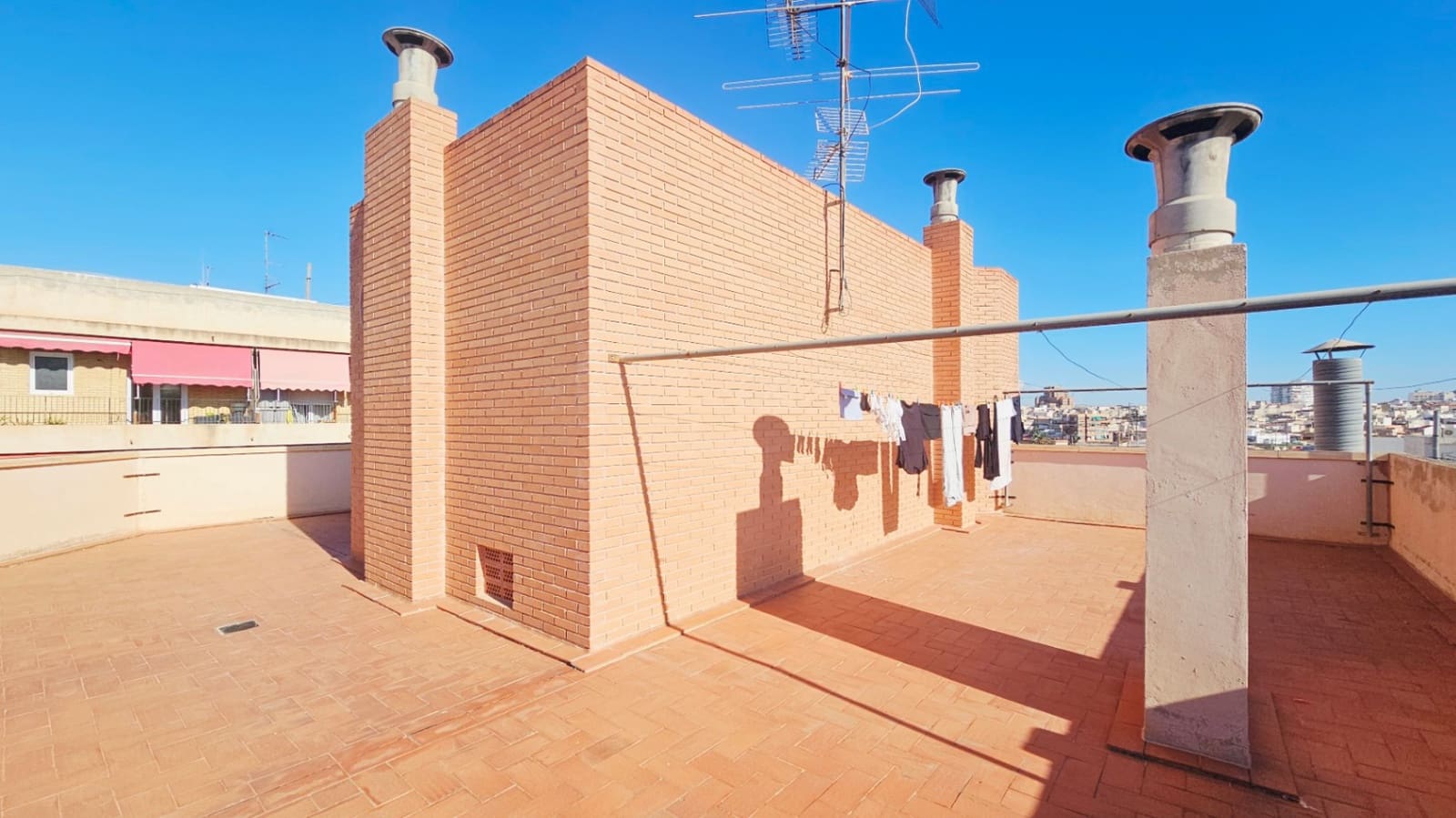 2 soverom Leilighet til leie i Alicante by med garasje - € 1 100 (Ref: 9324470)