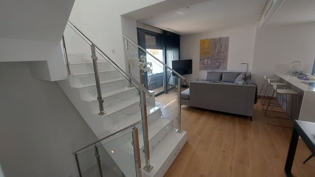 3 makuuhuone Huvila myytävänä paikassa El Campello mukana uima-altaan 
autotalli - 855 000 € (Ref: 9325289)