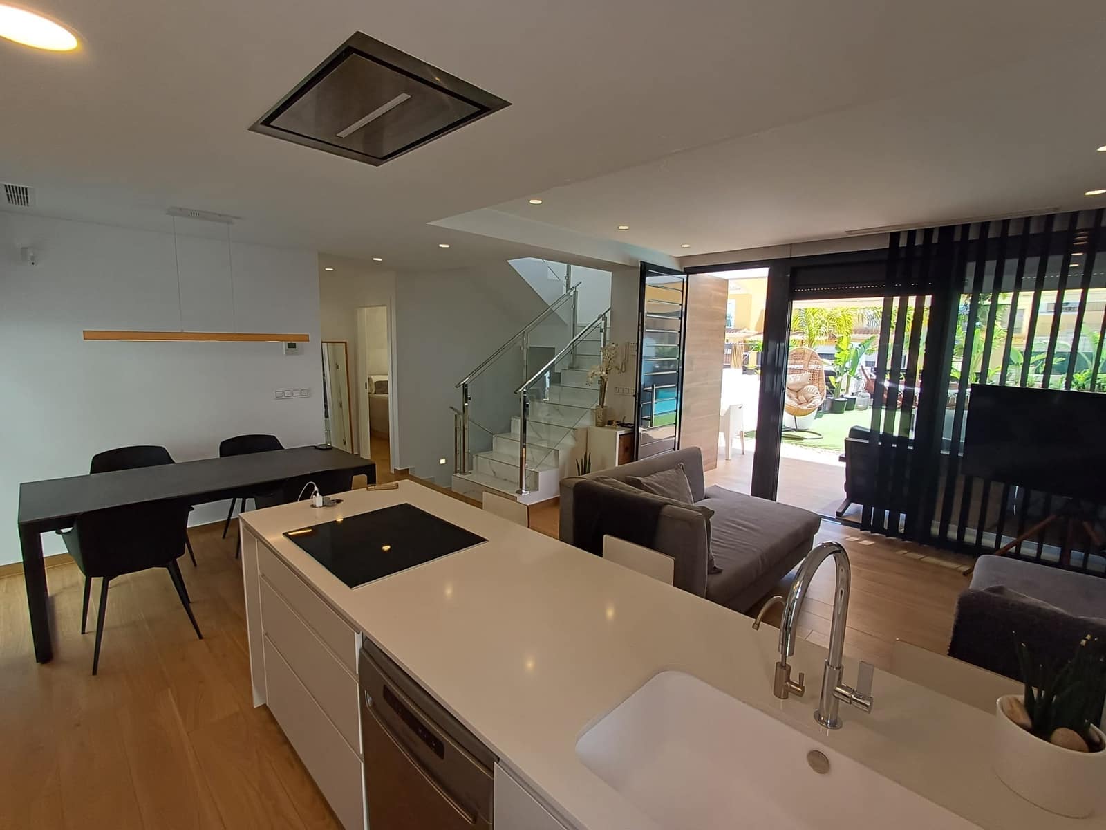 3 makuuhuone Huvila myytävänä paikassa El Campello mukana uima-altaan 
autotalli - 855 000 € (Ref: 9325289)