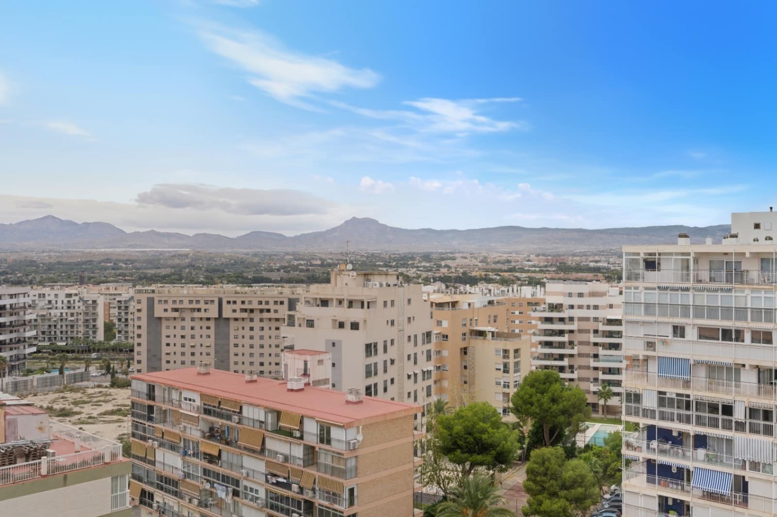 4 soverom Penthouse til salgs i Alicante by med svømmebasseng garasje - € 795 000 (Ref: 9449994)