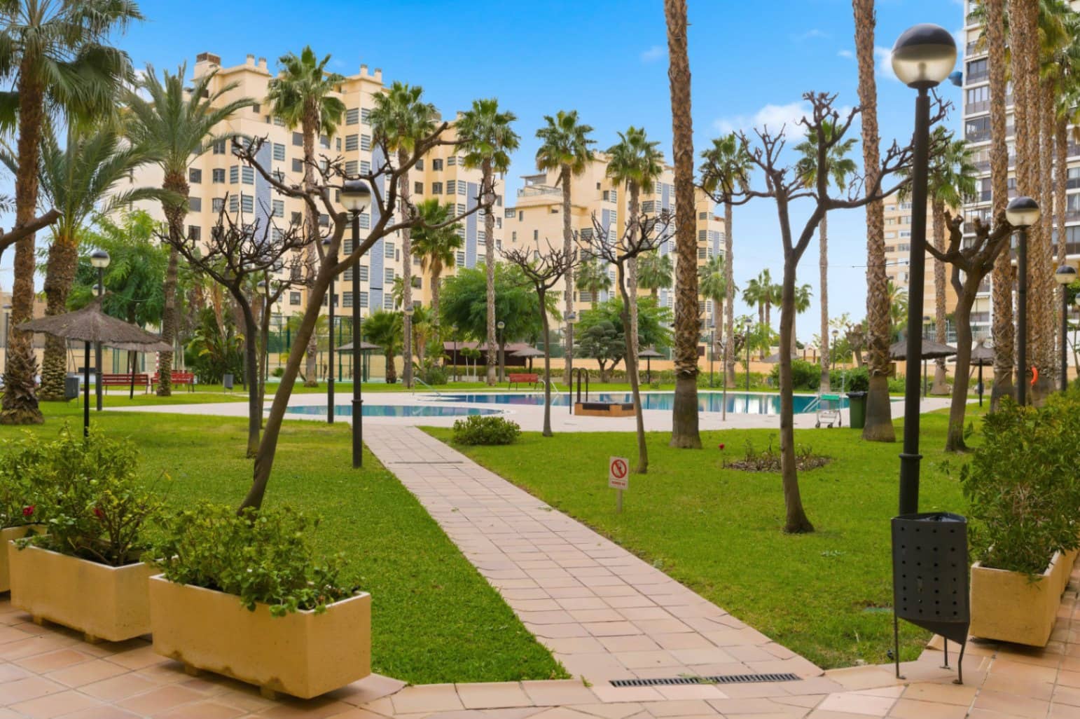 4 soverom Penthouse til salgs i Alicante by med svømmebasseng garasje - € 795 000 (Ref: 9449994)