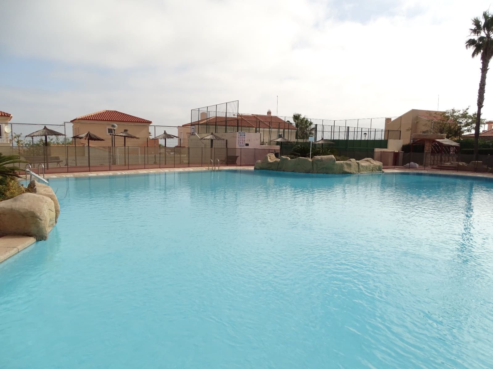 Bungalow de 3 habitaciones en Santa Pola en alquiler con piscina garaje - 1.050 € (Ref: 9590386)