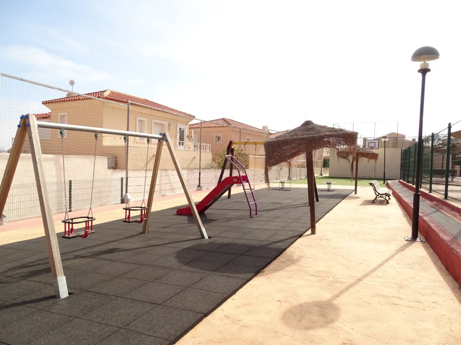 Bungalow de 3 habitaciones en Santa Pola en alquiler con piscina garaje - 1.050 € (Ref: 9590386)