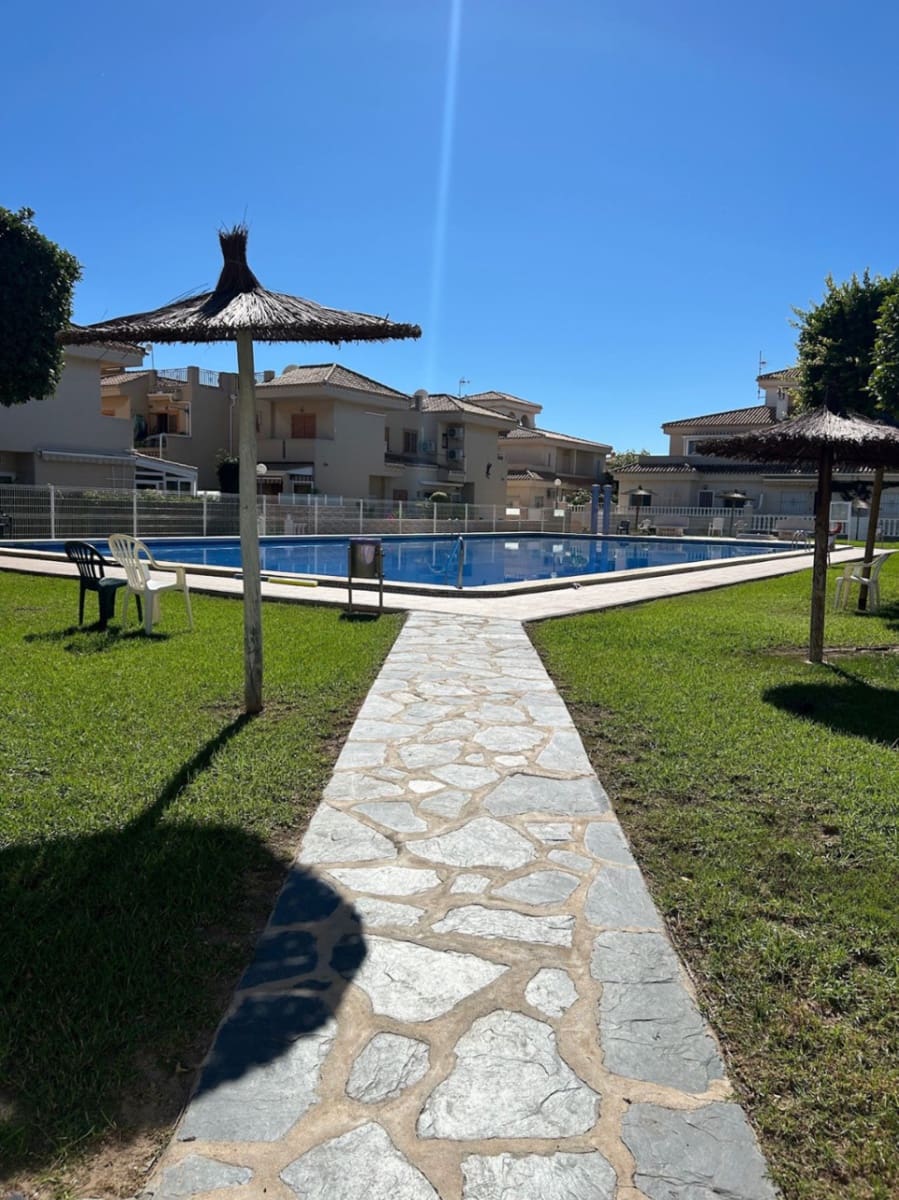 Bungalow à louer à Playa Flamenca avec piscine - 780 € (Ref: 9678208)