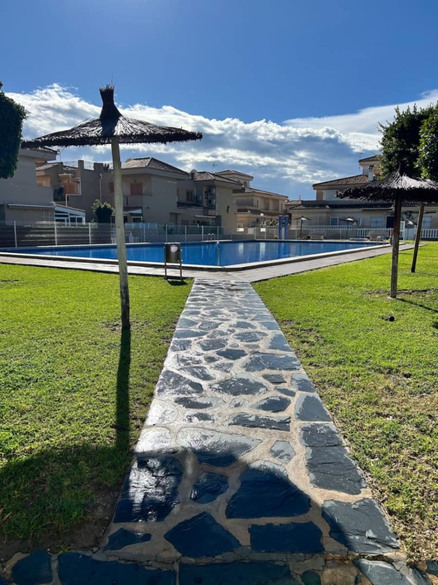 Bungalow à louer à Playa Flamenca avec piscine - 780 € (Ref: 9678208)