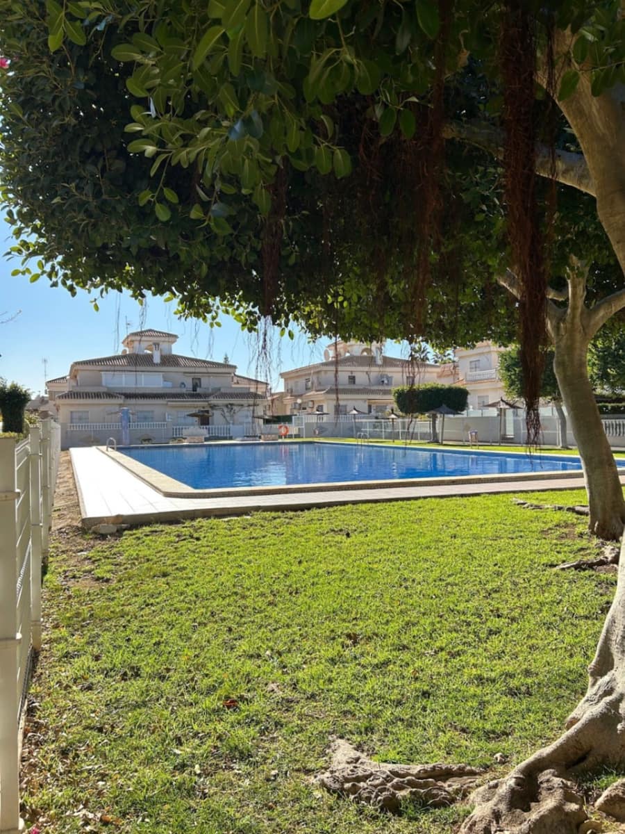 Bungalow à louer à Playa Flamenca avec piscine - 780 € (Ref: 9678208)