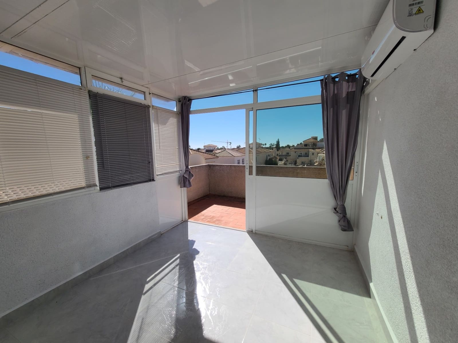 Bungalow à louer à Playa Flamenca avec piscine - 780 € (Ref: 9678208)