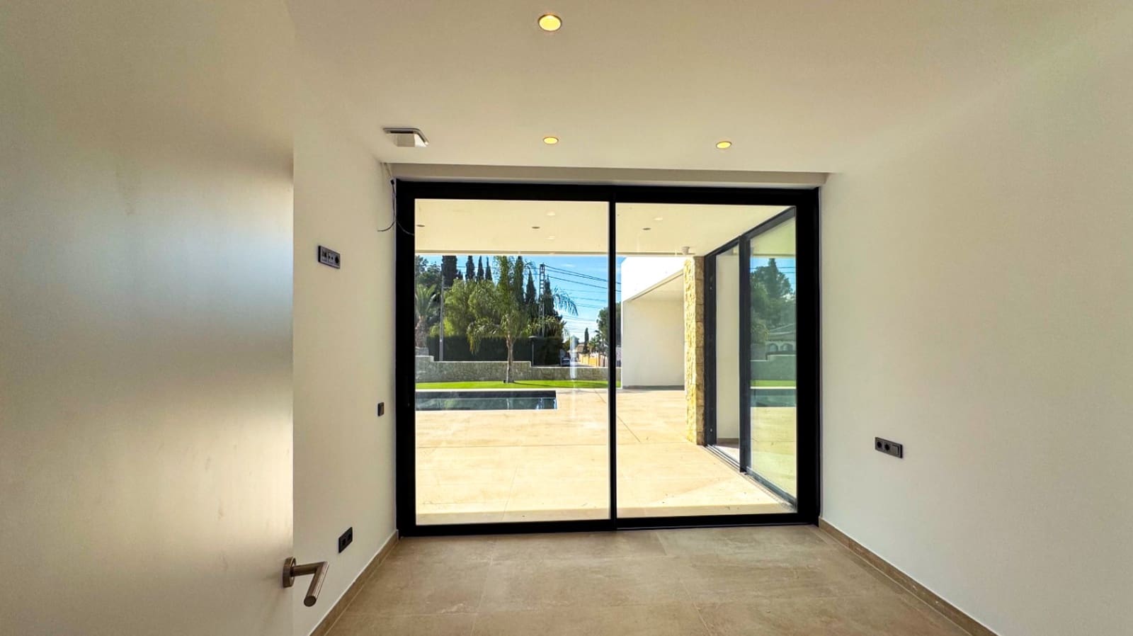 3 bedroom Villa for sale in Busot with pool garage - € 850,000 (Ref: 9731502)