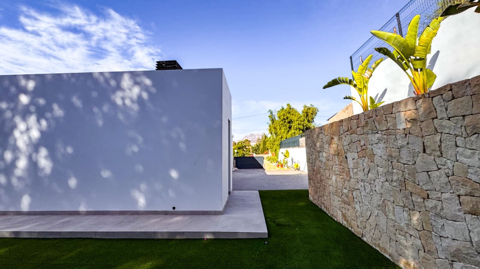 3 bedroom Villa for sale in Busot with pool garage - € 850,000 (Ref: 9731502)