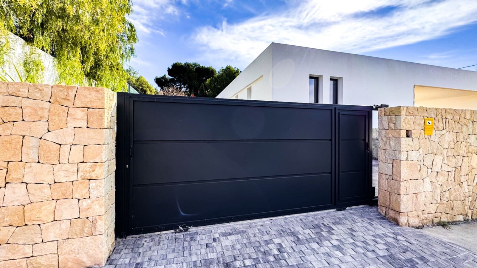 3 bedroom Villa for sale in Busot with pool garage - € 850,000 (Ref: 9731502)