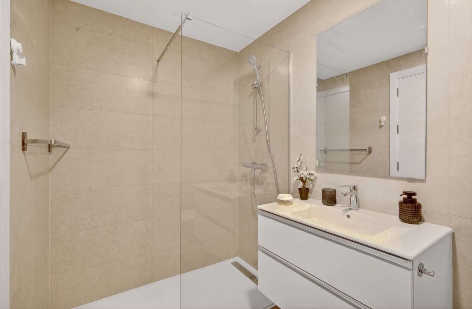 Apartamento de 3 habitaciones en Alicante / Alacant ciudad en alquiler con piscina garaje - 1.600 € (Ref: 9751102)