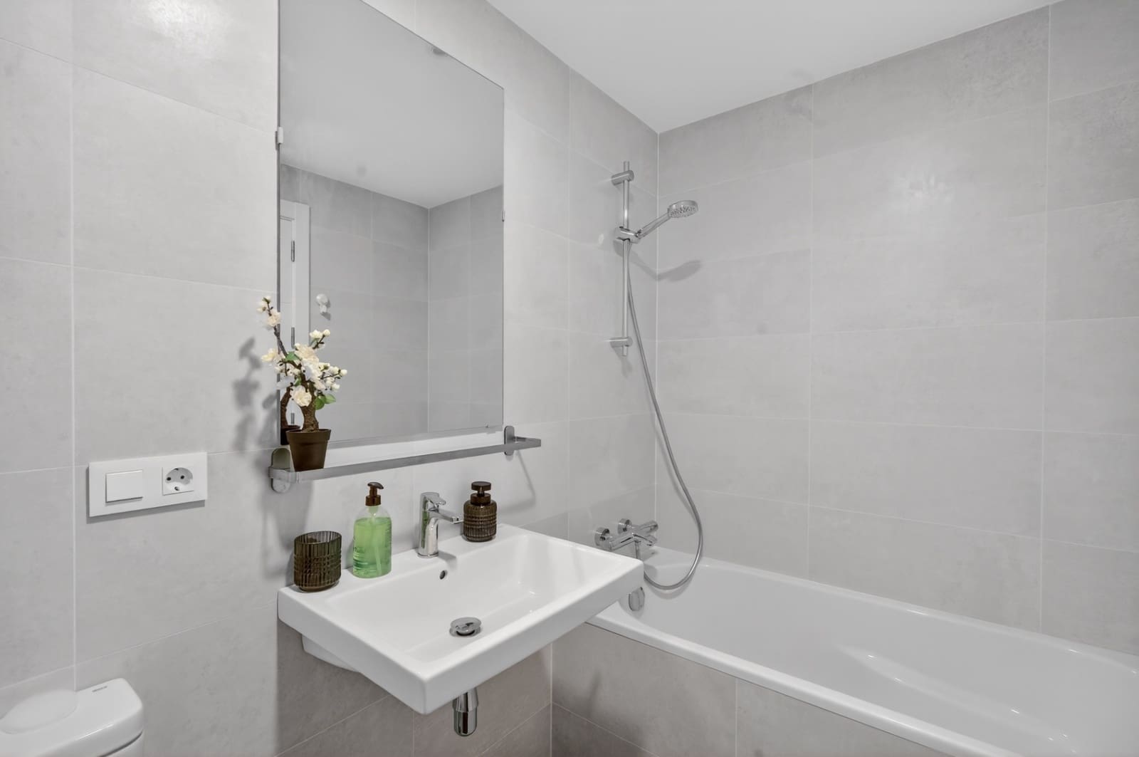 Apartamento de 3 habitaciones en Alicante / Alacant ciudad en alquiler con piscina garaje - 1.600 € (Ref: 9751102)