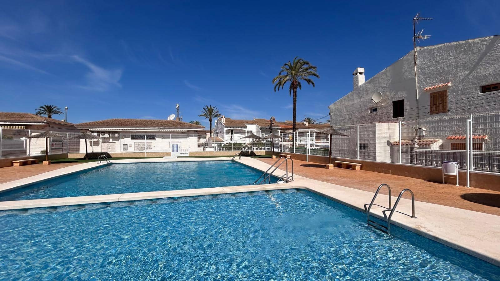 2 soverom Bungalow til leie i Gran Alacant med svømmebasseng - € 850 (Ref: 9944986)