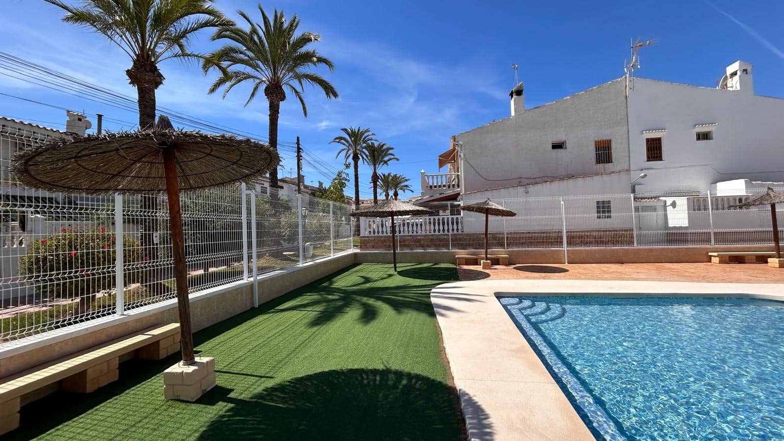 2 soverom Bungalow til leie i Gran Alacant med svømmebasseng - € 850 (Ref: 9944986)