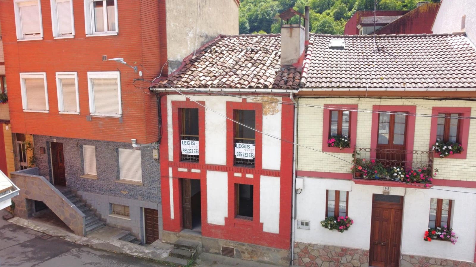 5 slaapkamer Huis te koop in Aller met garage - € 77.600 (Ref: 10041282)
