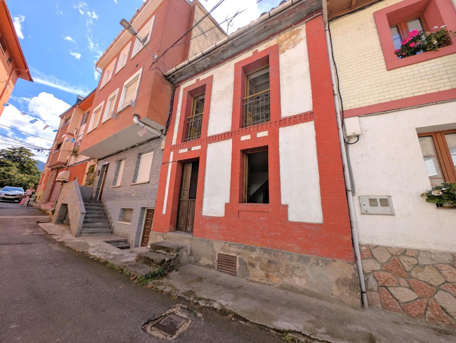 5 slaapkamer Huis te koop in Aller met garage - € 77.600 (Ref: 10041282)