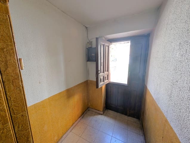 5 slaapkamer Huis te koop in Aller met garage - € 77.600 (Ref: 10041282)