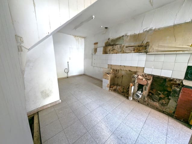 5 slaapkamer Huis te koop in Aller met garage - € 77.600 (Ref: 10041282)
