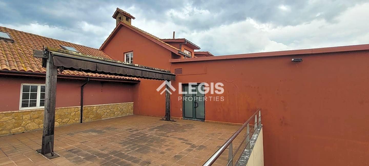 Hotelli myytävänä paikassa Llanera mukana 
autotalli - 650 000 € (Ref: 9806833)