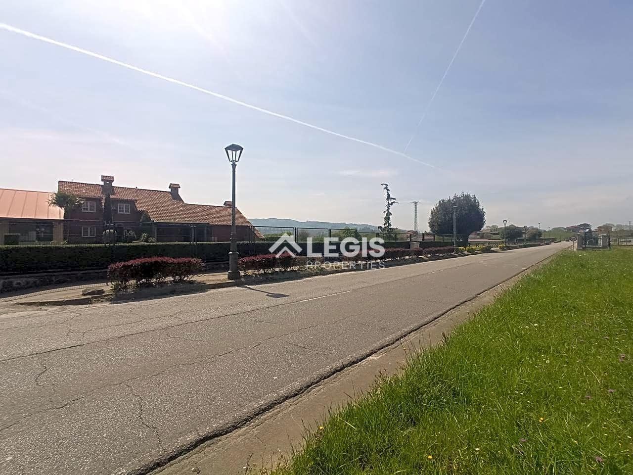 Hotelli myytävänä paikassa Llanera mukana 
autotalli - 650 000 € (Ref: 9806833)