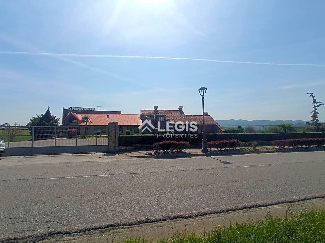 Hotelli myytävänä paikassa Llanera mukana 
autotalli - 650 000 € (Ref: 9806833)