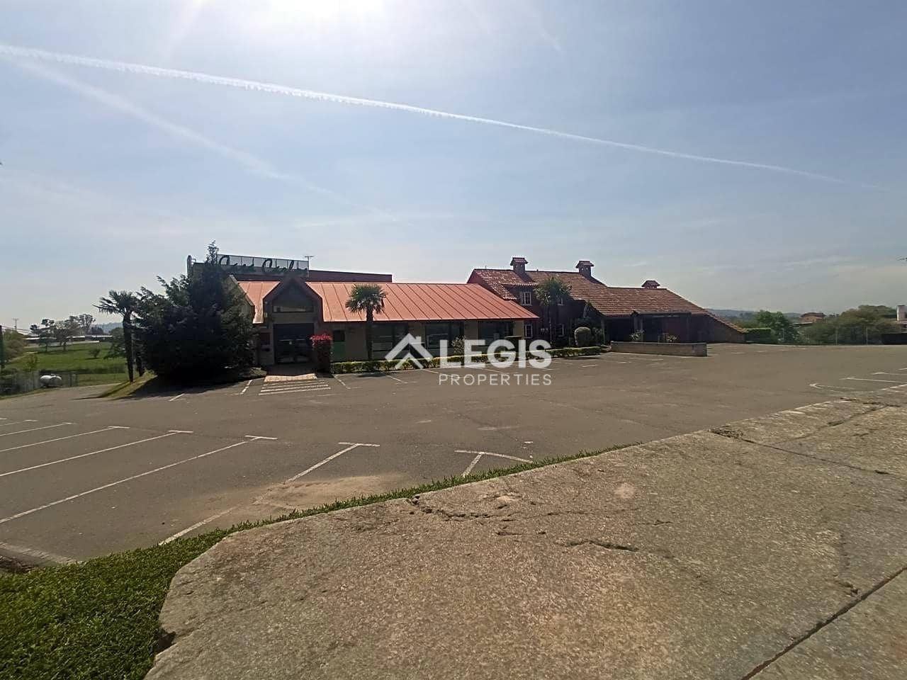 Hotelli myytävänä paikassa Llanera mukana 
autotalli - 650 000 € (Ref: 9806833)