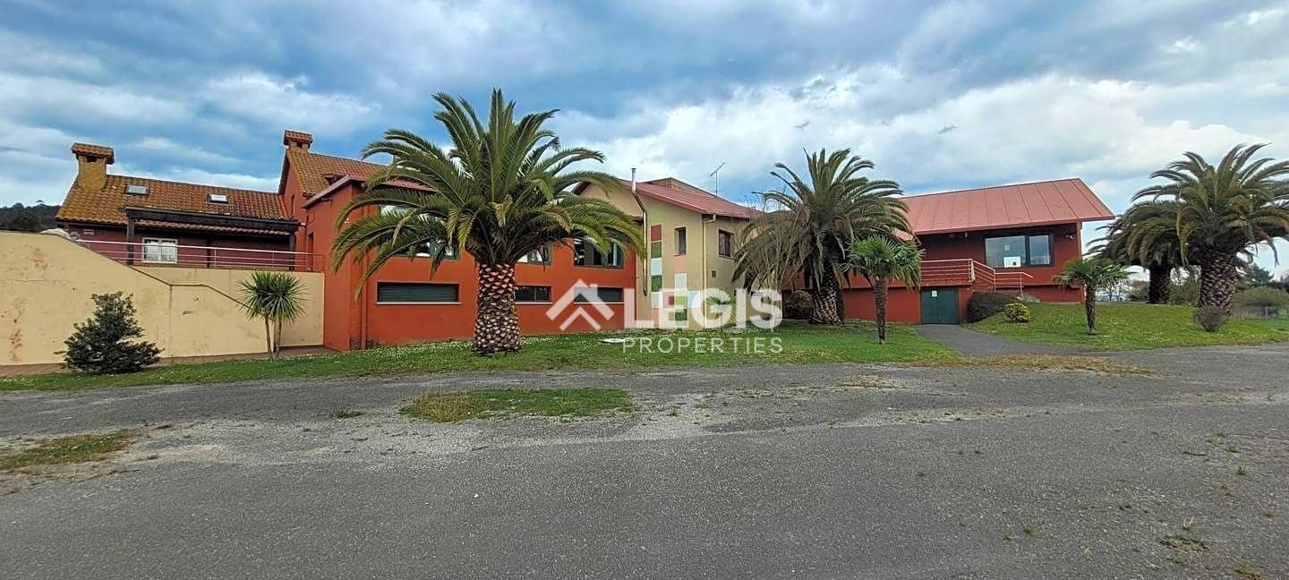 Hotelli myytävänä paikassa Llanera mukana 
autotalli - 650 000 € (Ref: 9806833)