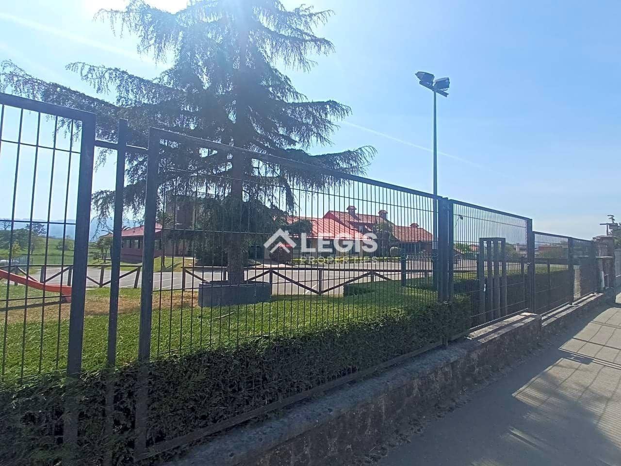 Hotelli myytävänä paikassa Llanera mukana 
autotalli - 650 000 € (Ref: 9806833)