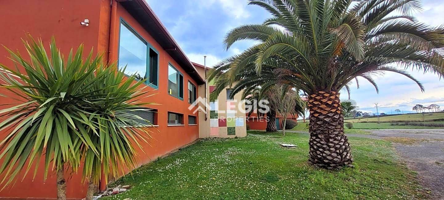 Hotelli myytävänä paikassa Llanera mukana 
autotalli - 650 000 € (Ref: 9806833)