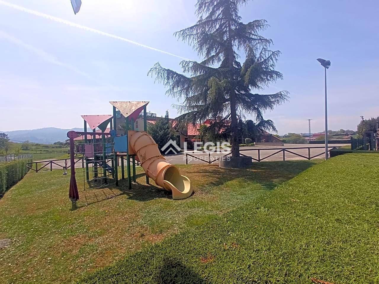 Hotelli myytävänä paikassa Llanera mukana 
autotalli - 650 000 € (Ref: 9806833)