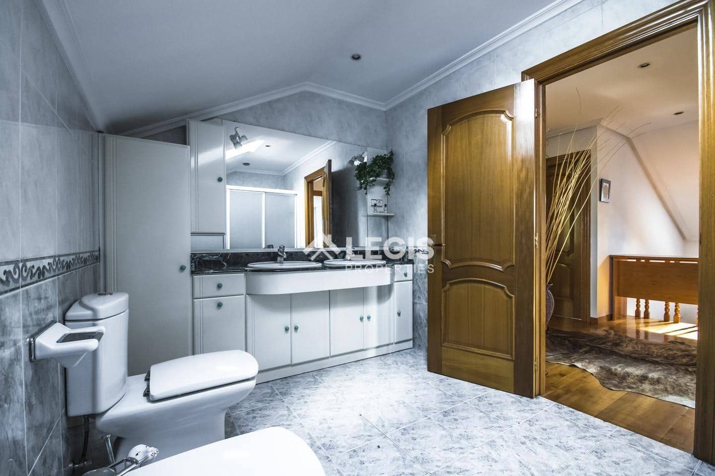 Chalet de 6 habitaciones en Valdés en venta con piscina garaje - 596.000 € (Ref: 9806834)