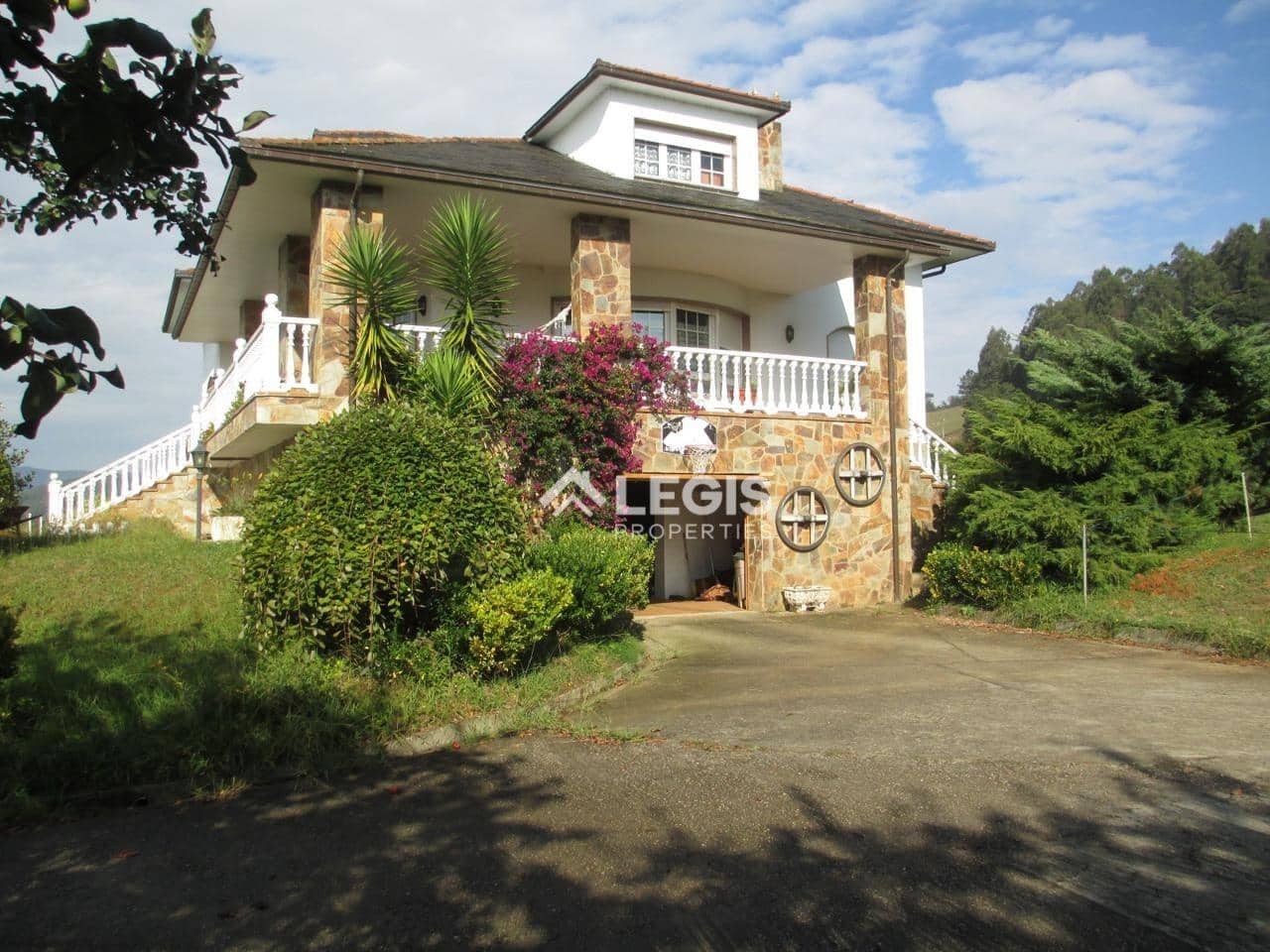 Chalet de 6 habitaciones en Valdés en venta con piscina garaje - 596.000 € (Ref: 9806834)