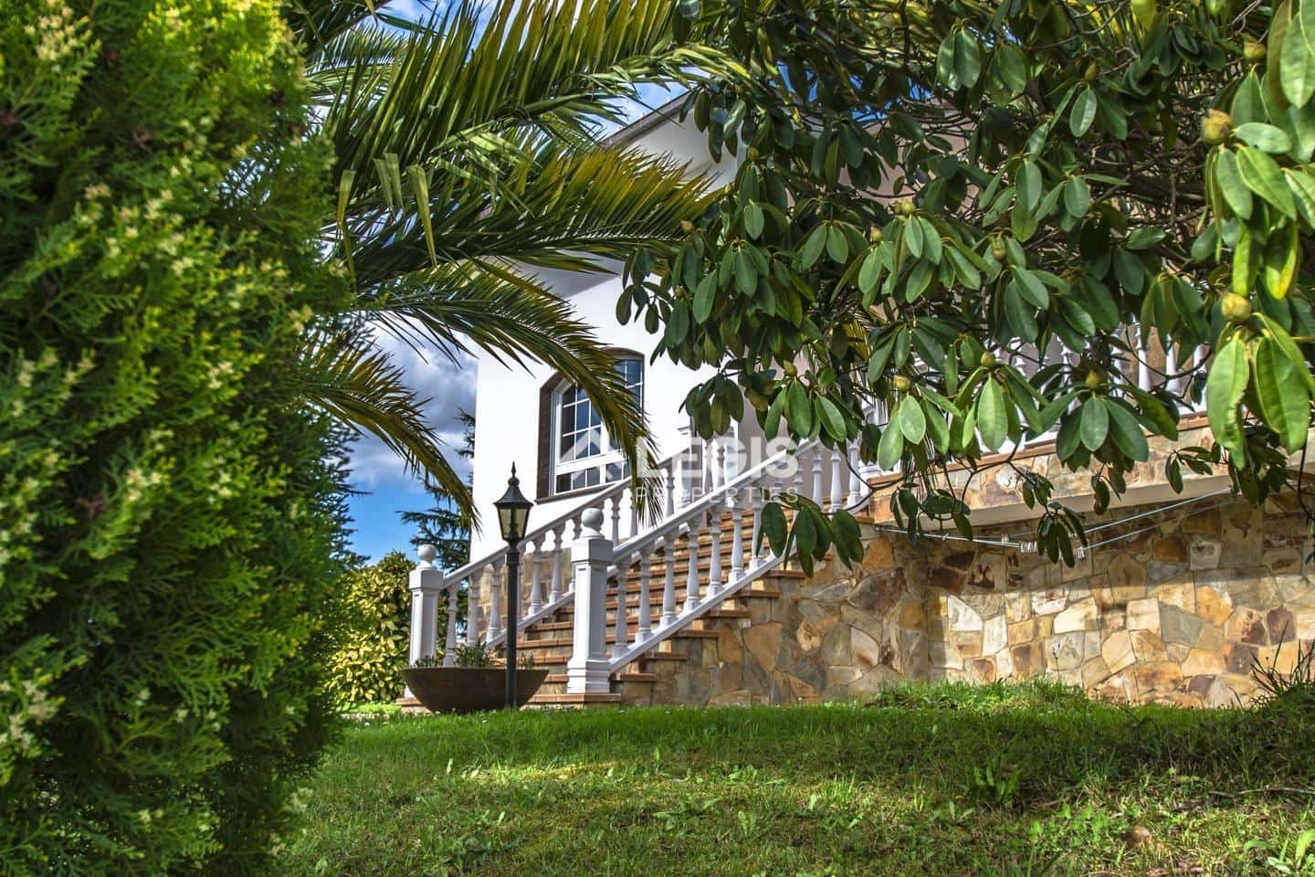 Chalet de 6 habitaciones en Valdés en venta con piscina garaje - 596.000 € (Ref: 9806834)