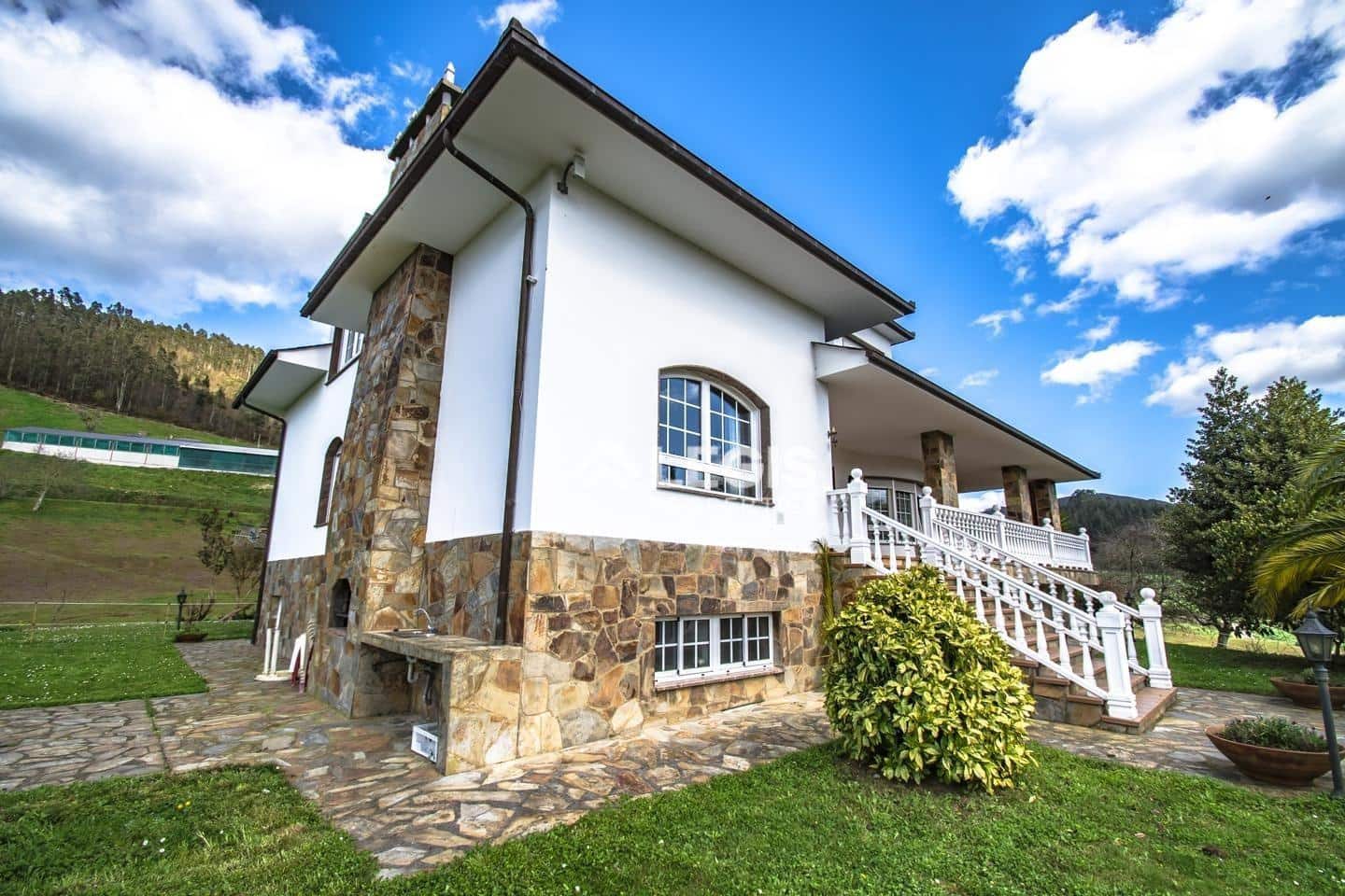 Chalet de 6 habitaciones en Valdés en venta con piscina garaje - 596.000 € (Ref: 9806834)