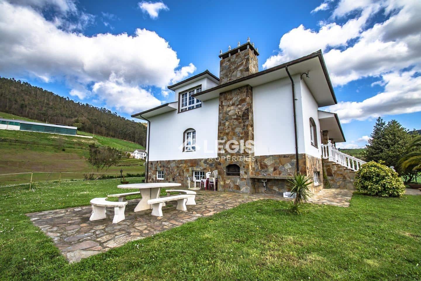 Chalet de 6 habitaciones en Valdés en venta con piscina garaje - 596.000 € (Ref: 9806834)