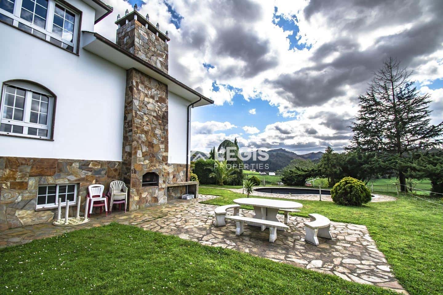 Chalet de 6 habitaciones en Valdés en venta con piscina garaje - 596.000 € (Ref: 9806834)