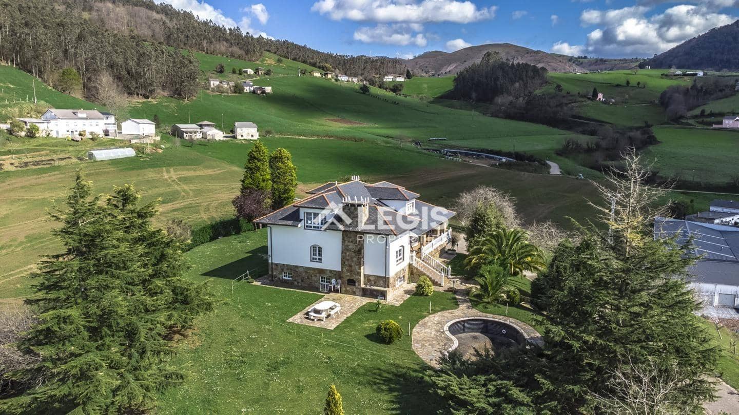 Chalet de 6 habitaciones en Valdés en venta con piscina garaje - 596.000 € (Ref: 9806834)