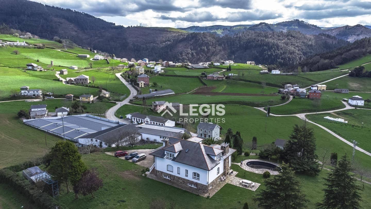 Chalet de 6 habitaciones en Valdés en venta con piscina garaje - 596.000 € (Ref: 9806834)