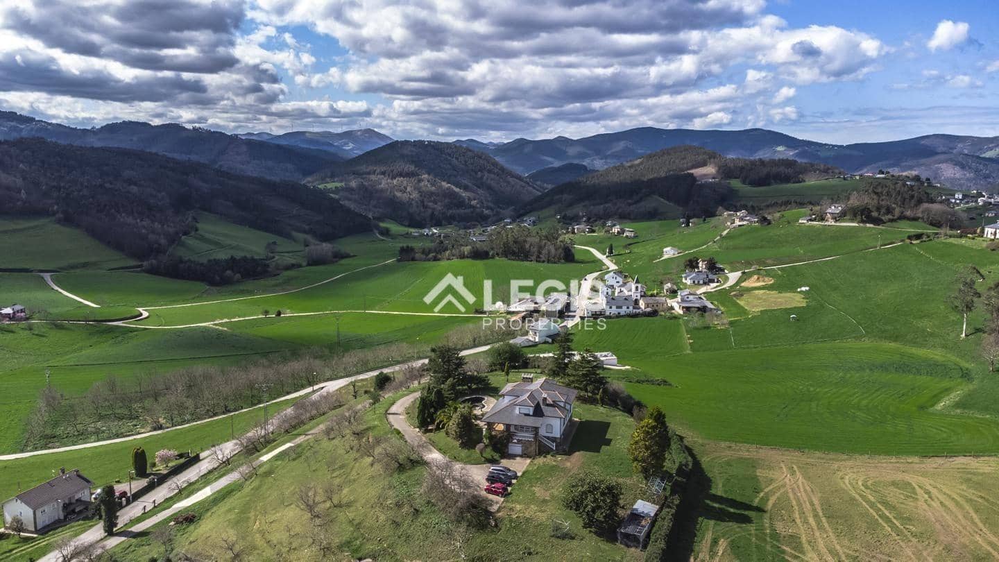 Chalet de 6 habitaciones en Valdés en venta con piscina garaje - 596.000 € (Ref: 9806834)