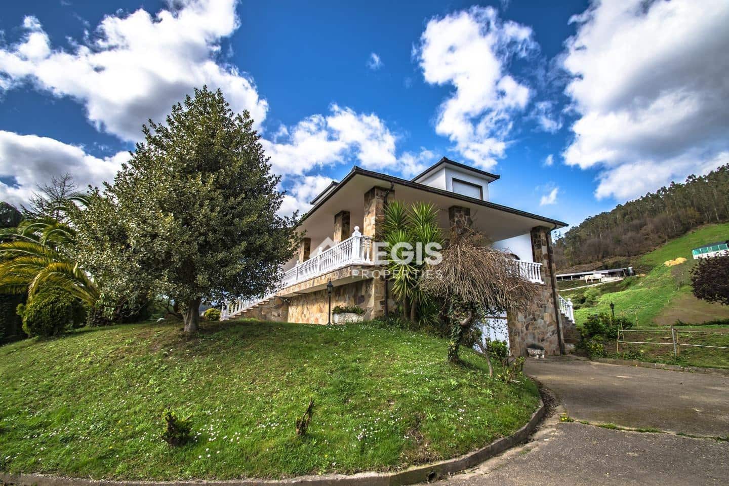 Chalet de 6 habitaciones en Valdés en venta con piscina garaje - 596.000 € (Ref: 9806834)