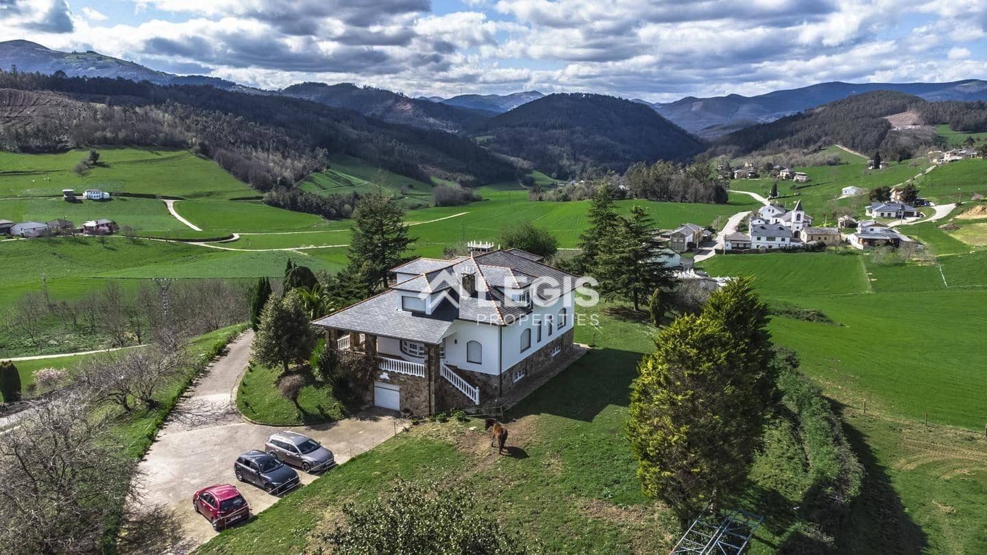 Chalet de 6 habitaciones en Valdés en venta con piscina garaje - 596.000 € (Ref: 9806834)