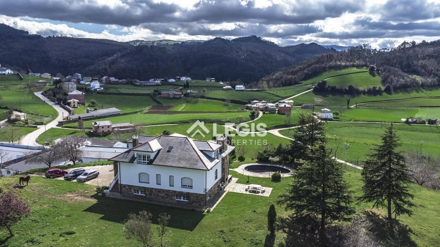 Chalet de 6 habitaciones en Valdés en venta con piscina garaje - 596.000 € (Ref: 9806834)