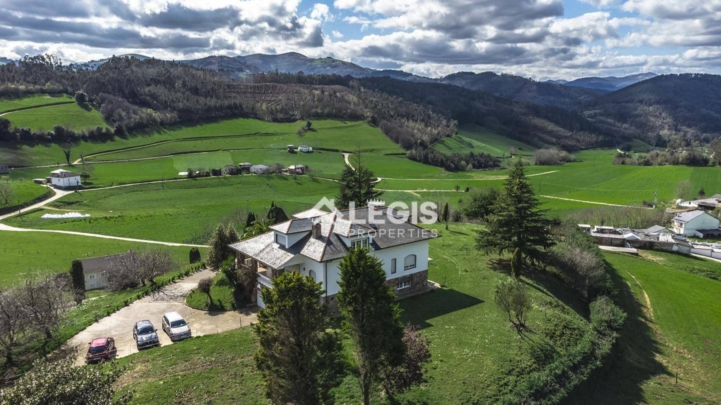 Chalet de 6 habitaciones en Valdés en venta con piscina garaje - 596.000 € (Ref: 9806834)