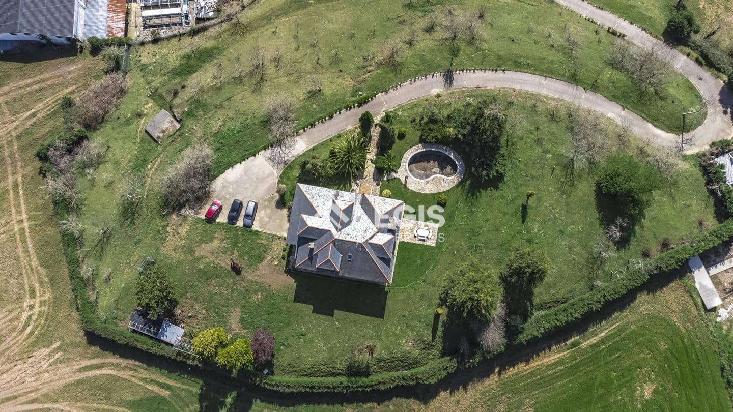 Chalet de 6 habitaciones en Valdés en venta con piscina garaje - 596.000 € (Ref: 9806834)