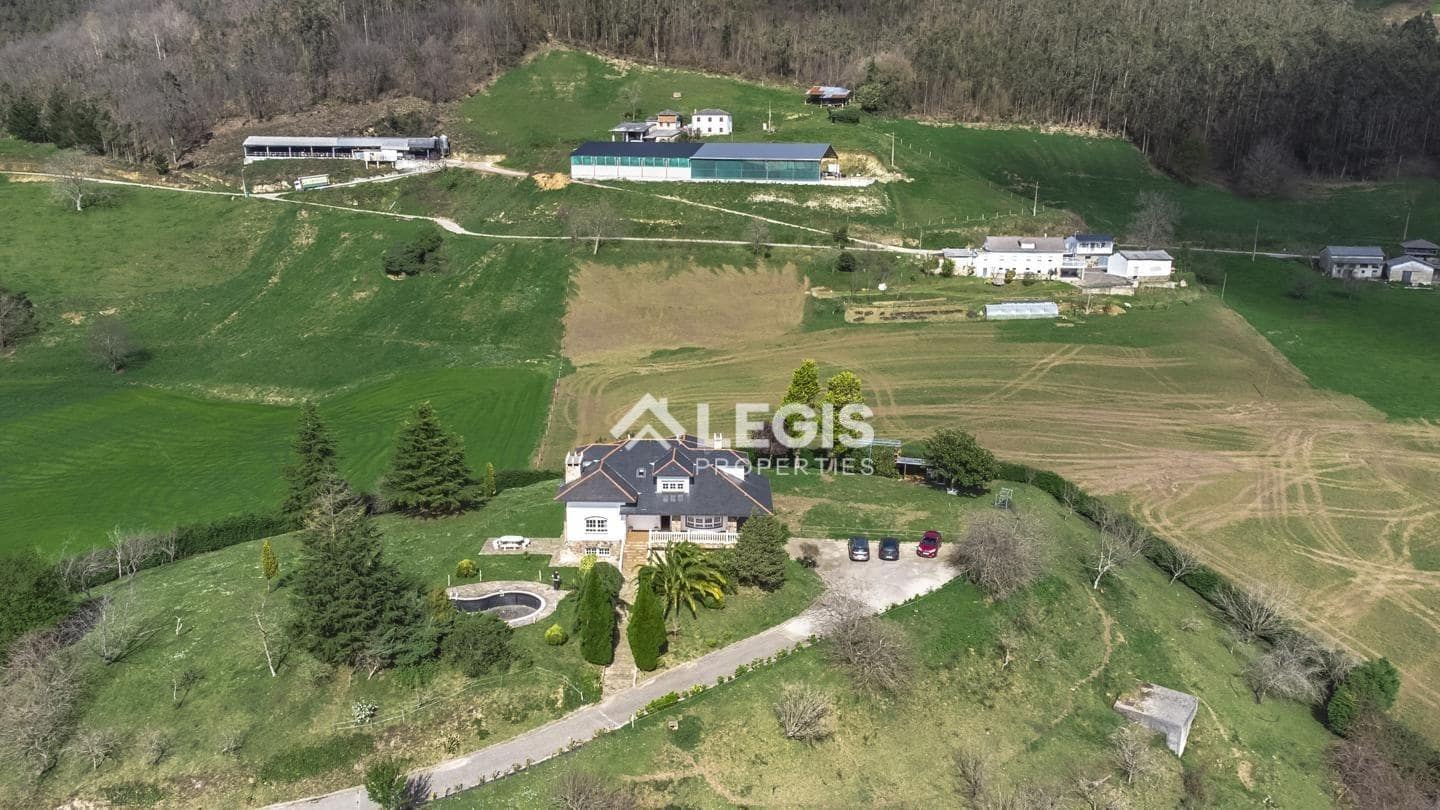 Chalet de 6 habitaciones en Valdés en venta con piscina garaje - 596.000 € (Ref: 9806834)