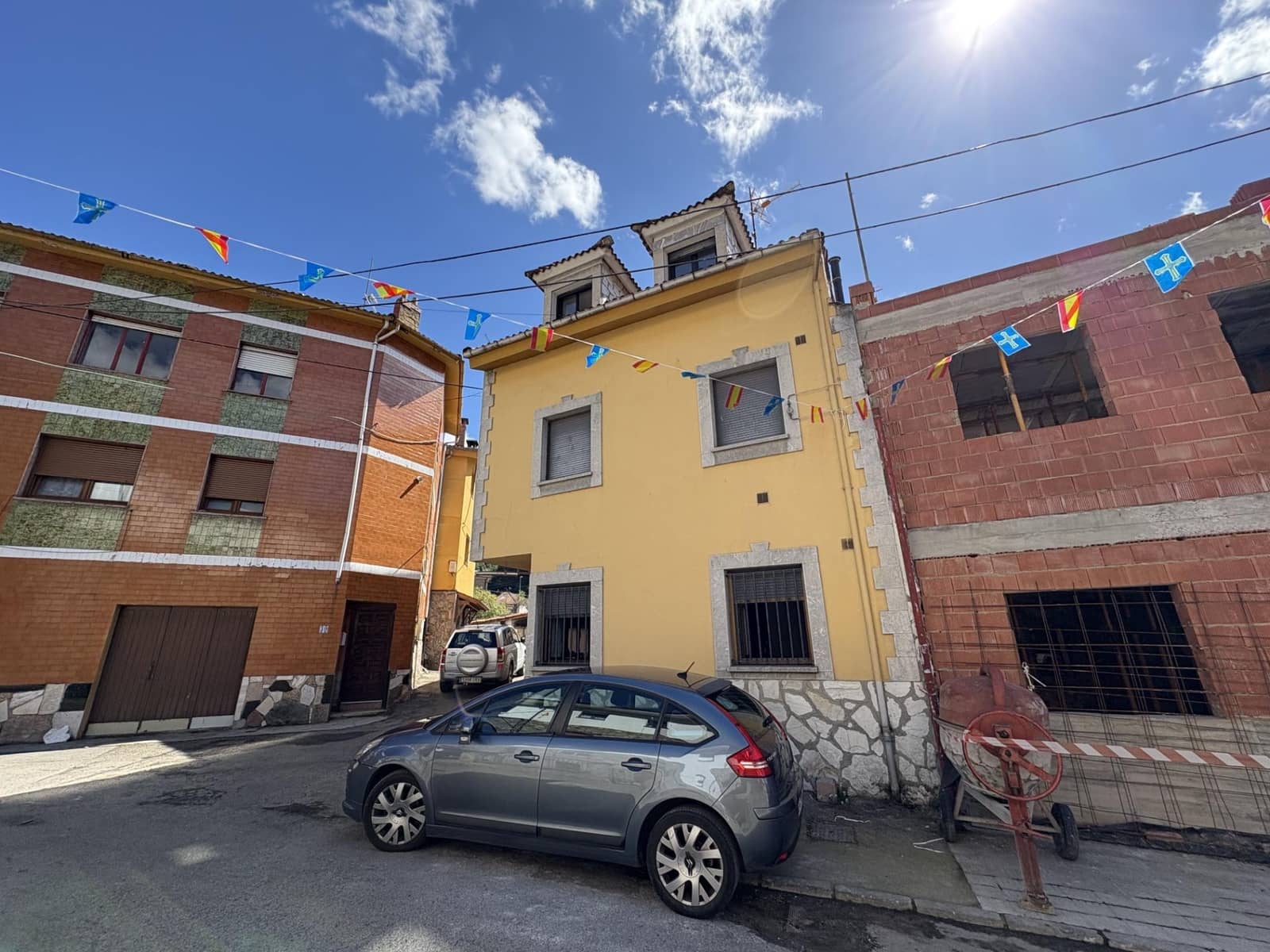 6 bedroom Townhouse for sale in Aller - € 200,000 (Ref: 9806836)