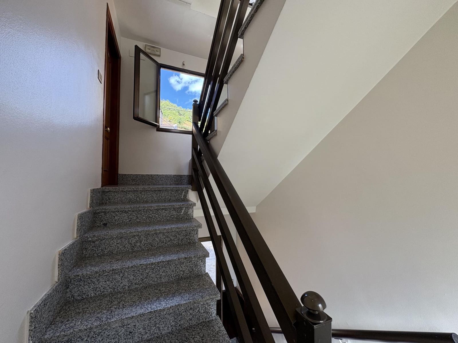 6 bedroom Townhouse for sale in Aller - € 200,000 (Ref: 9806836)