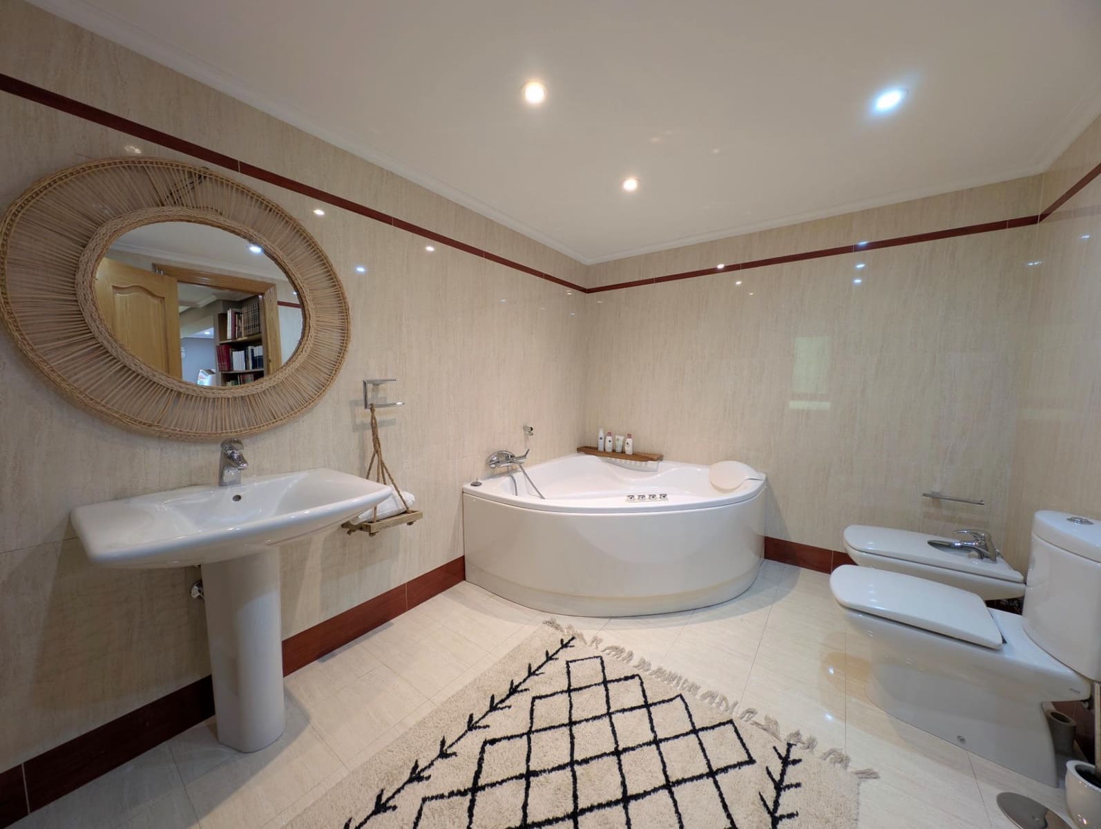 Hotel for sale in Foz - € 900,000 (Ref: 9806838)