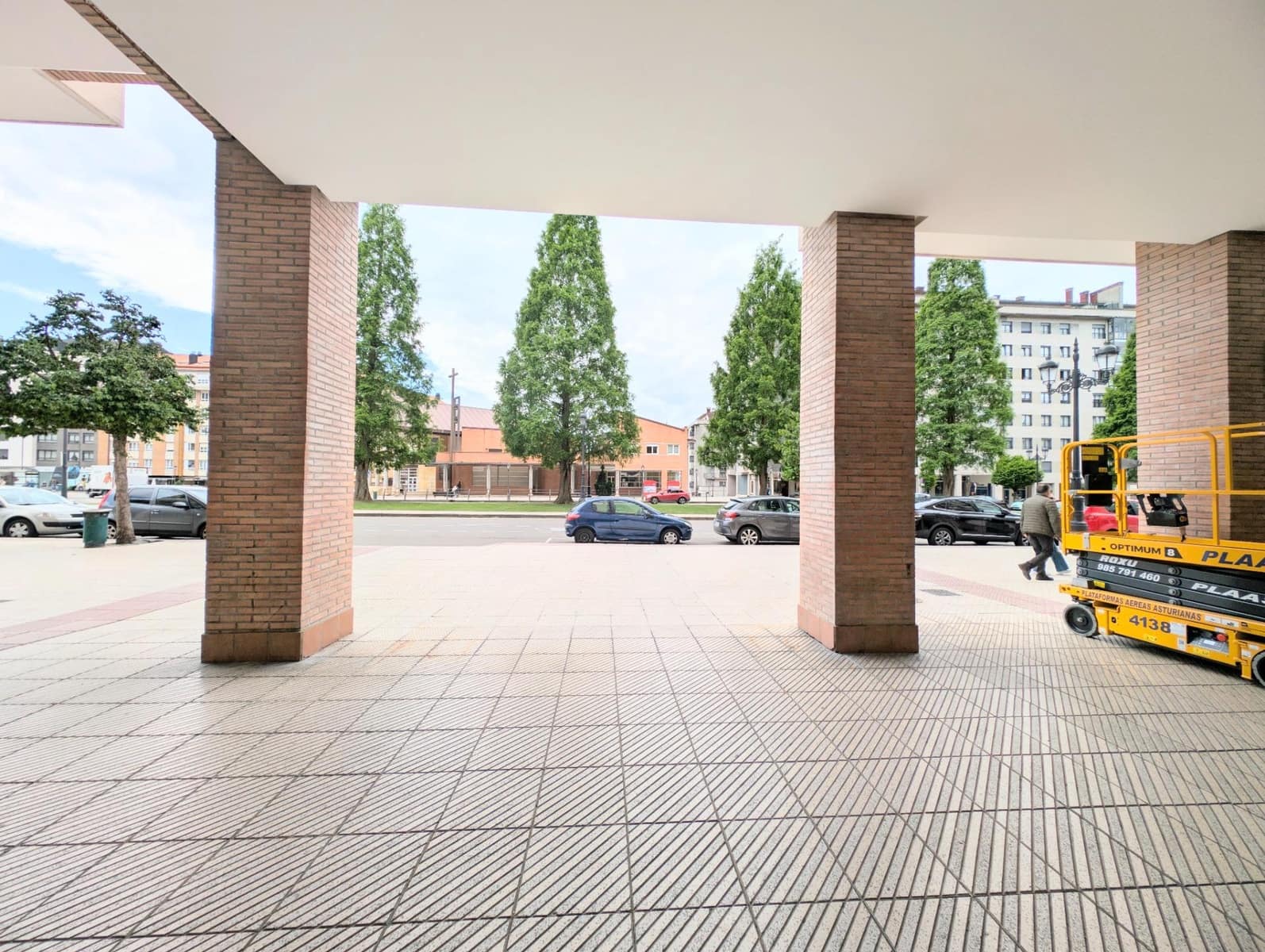 Commercial for sale in Oviedo - € 199,000 (Ref: 9813860)